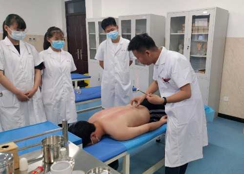 洛阳职业技术学院中医老师课后为学生针灸治病获赞