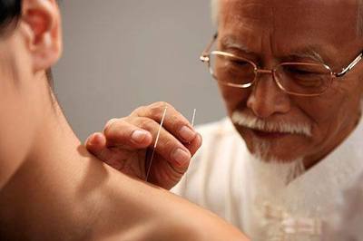 针灸勿入误区 湖南女子险丧命，老中医警示正规就医的重要性